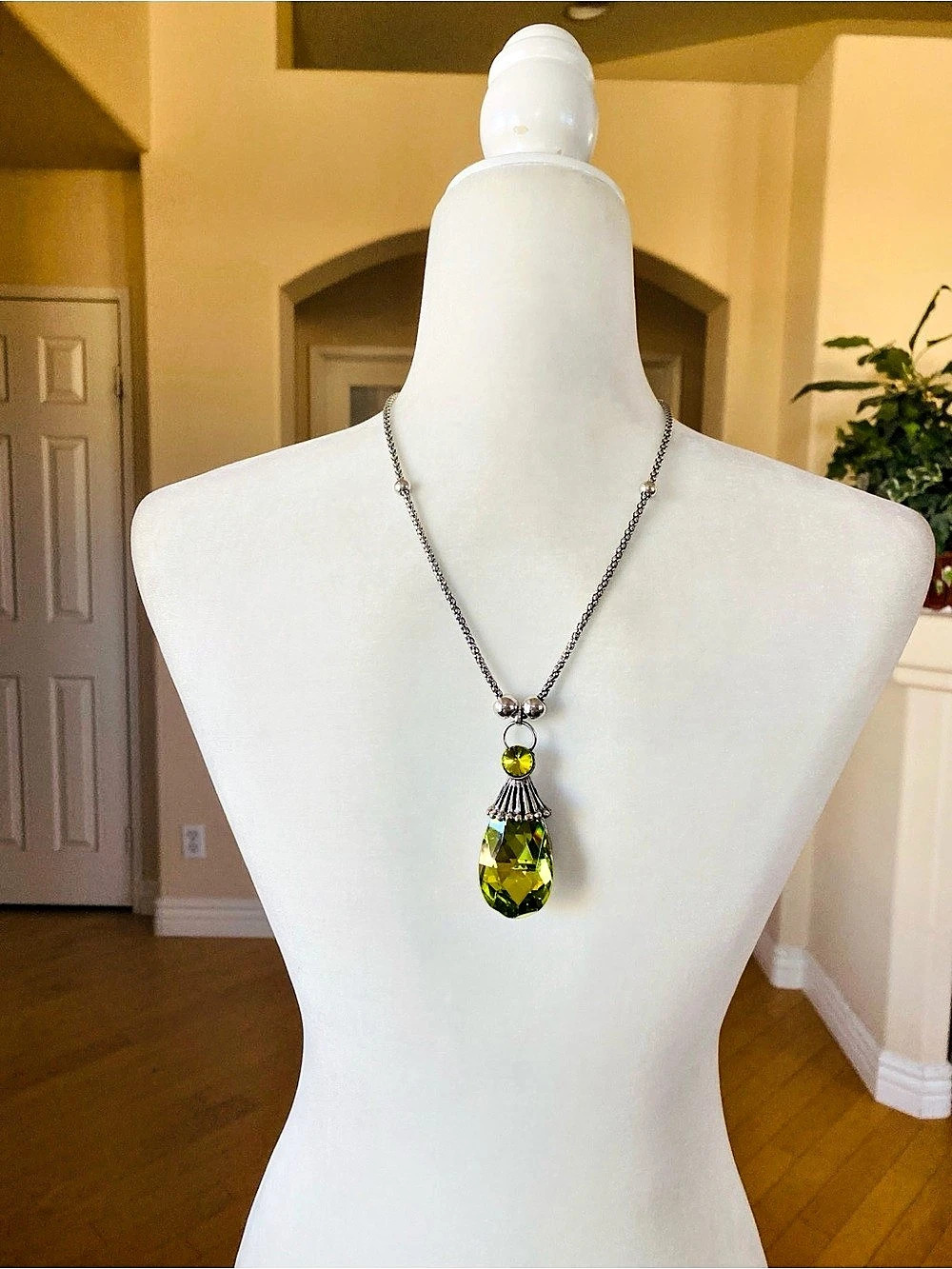 Green Faceted Statement Pendant Necklace Silvertone